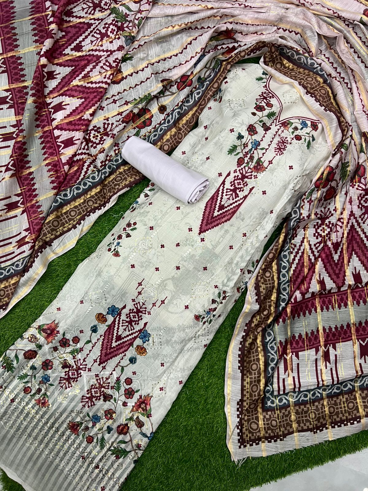 π₯ 90/70 Heavy Embroidery Printed Lawn β 3 Piece Suit