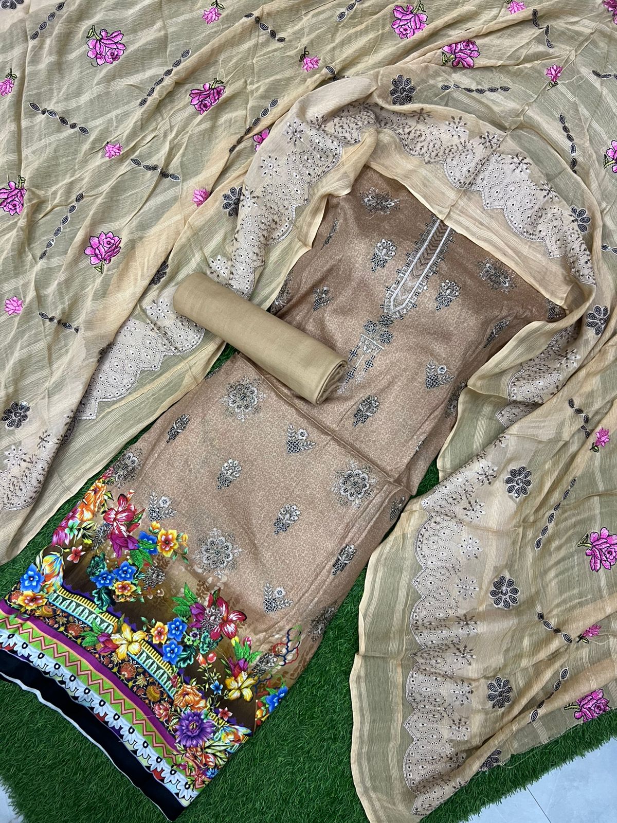 💥 90/70 Heavy Embroidery Printed Lawn – 3 Piece Suit